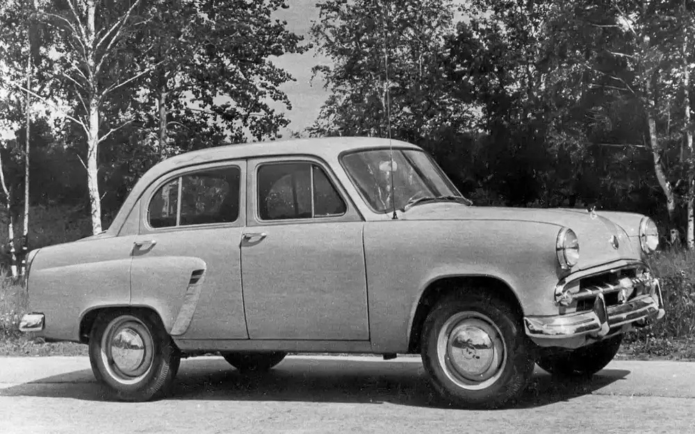 Москвич‑402 - седан длиной 4055 мм, колесная база - 2370 мм. Автомобиль классической компоновки отличал вполне современный и оригинальный дизайн. Помимо стандартного седана, выпускали универсал, фургон и полноприводный седан.