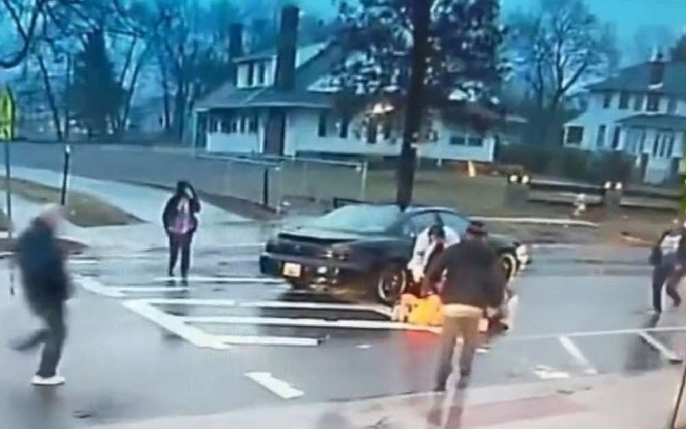 Женщина-полицейский спасла школьницу на пешеходном переходе (видео)