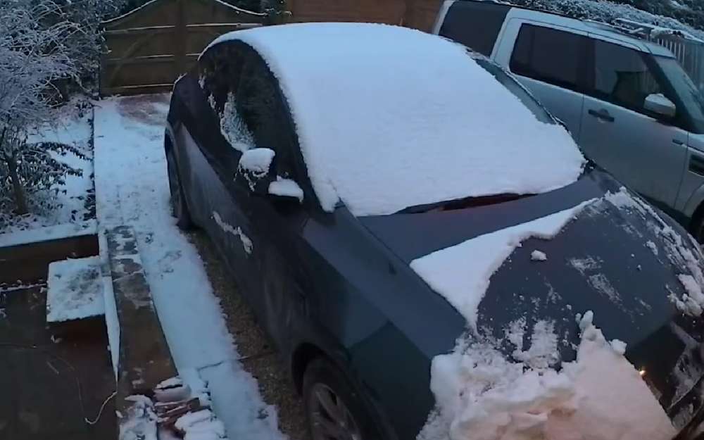 Ребенок показал, как не надо очищать снег с машины (видео)