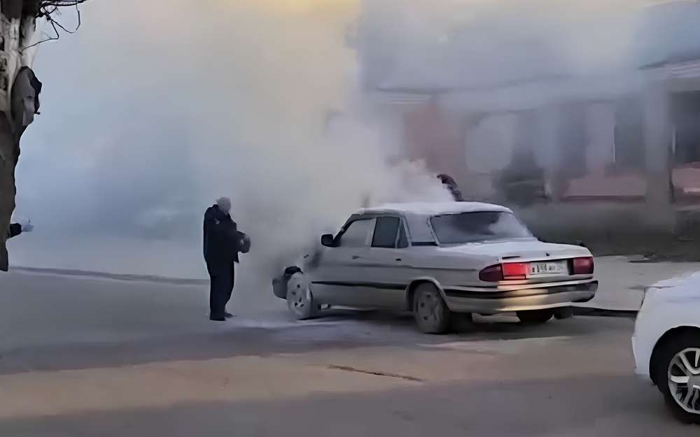Шмыхнуло: в Керчи автомобиль Волга загорелся во время движения (видео)