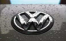 Volkswagen обвинил автодилера в «испорченном» логотипе