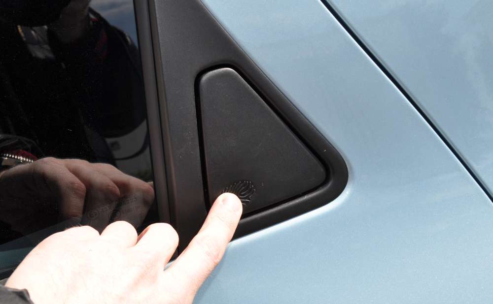 На ручке задней двери, отпечаток большого пальца ведущего дизайнера по экстерьеру Renault ZOE.