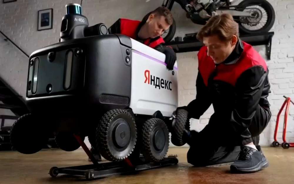 Робот-доставщик сменил шины на летние (видео)
