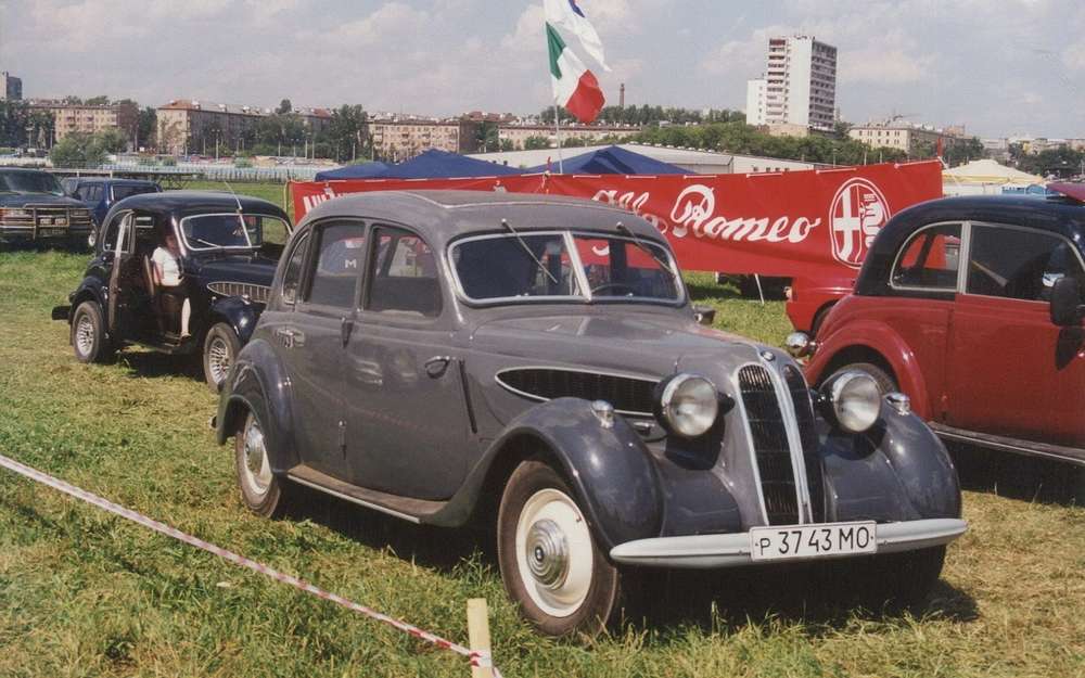 Четырехдверный BMW 326 после войны делали в мизерных количествах. Но в СССР было немало предвоенных машин.
