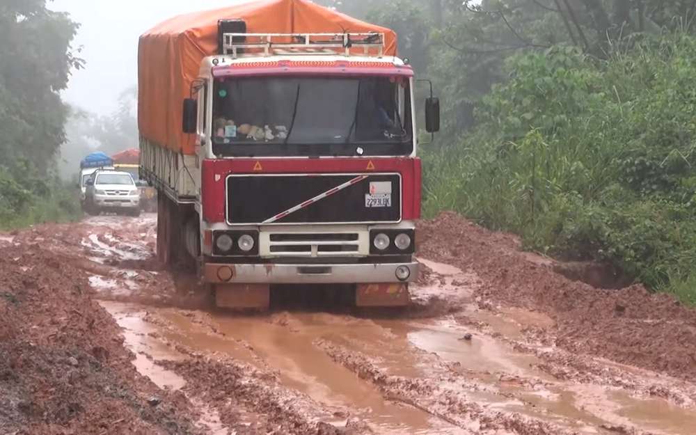 Жуткие наводнения в Боливии - как с ними справляются местные водители (видео)