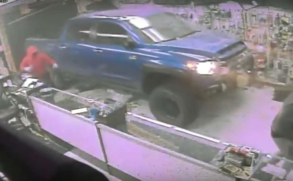 Голливудский метод: пикап Toyota Tundra помог ограбить оружейный магазин