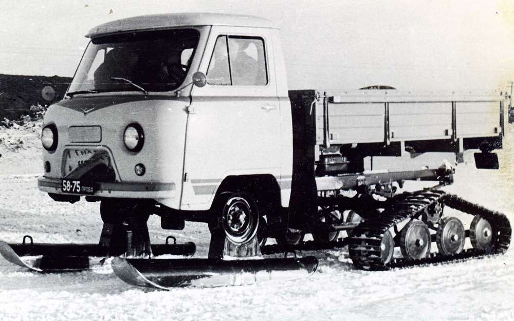 Проходимости много не бывает. Особенно в нашей стране. Первые два экспериментальных снегохода УАЗ-451С с лыжами спереди и гусеницами сзади собрали в 1962-м. Все снегоходное оснащение можно было демонтировать, превратив автомобиль в обычный - с приводом на заднюю ось. Позднее машины немного доработали, но в серию они так и не пошли.
