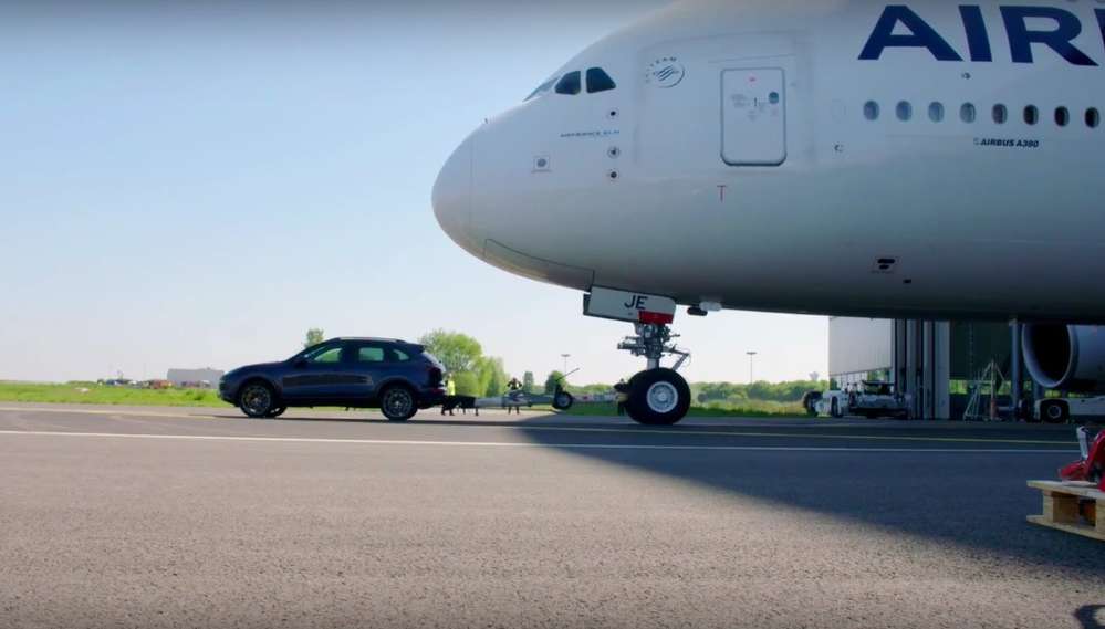 Запрягли самолетом: Porsche Cayenne установил мировой рекорд