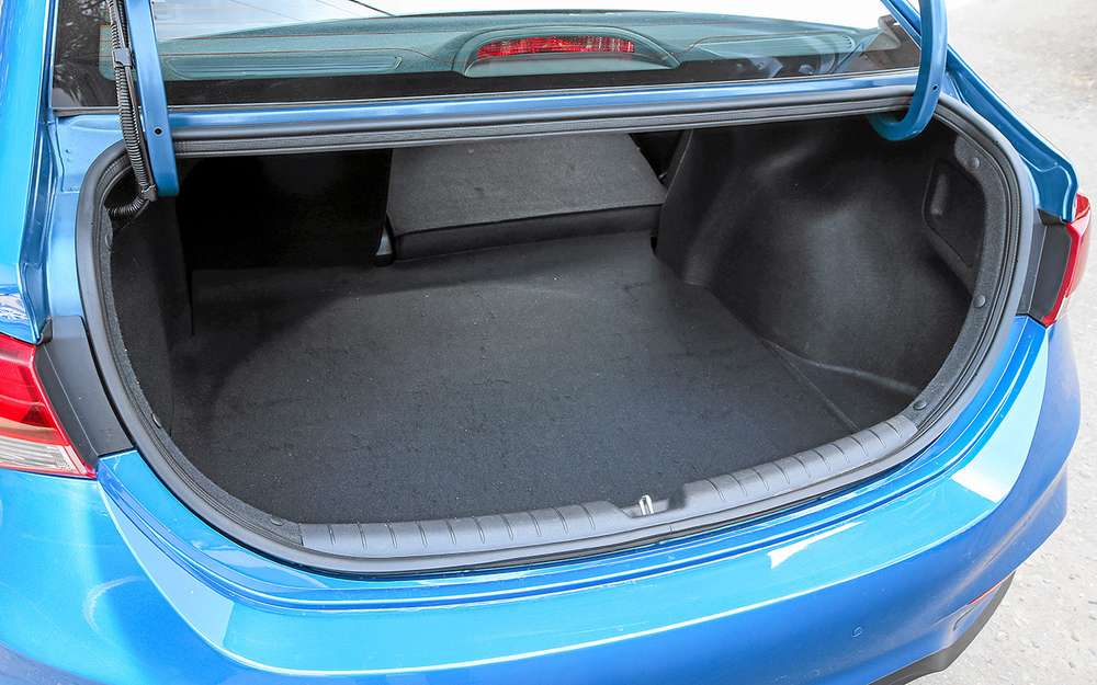 Заявленная емкость багажника 480 л - в точности как у Весты, длина кузова тоже совпадает (разница в 5 мм). При этом Solaris упрекают в недостатке места для ног на заднем ряду.