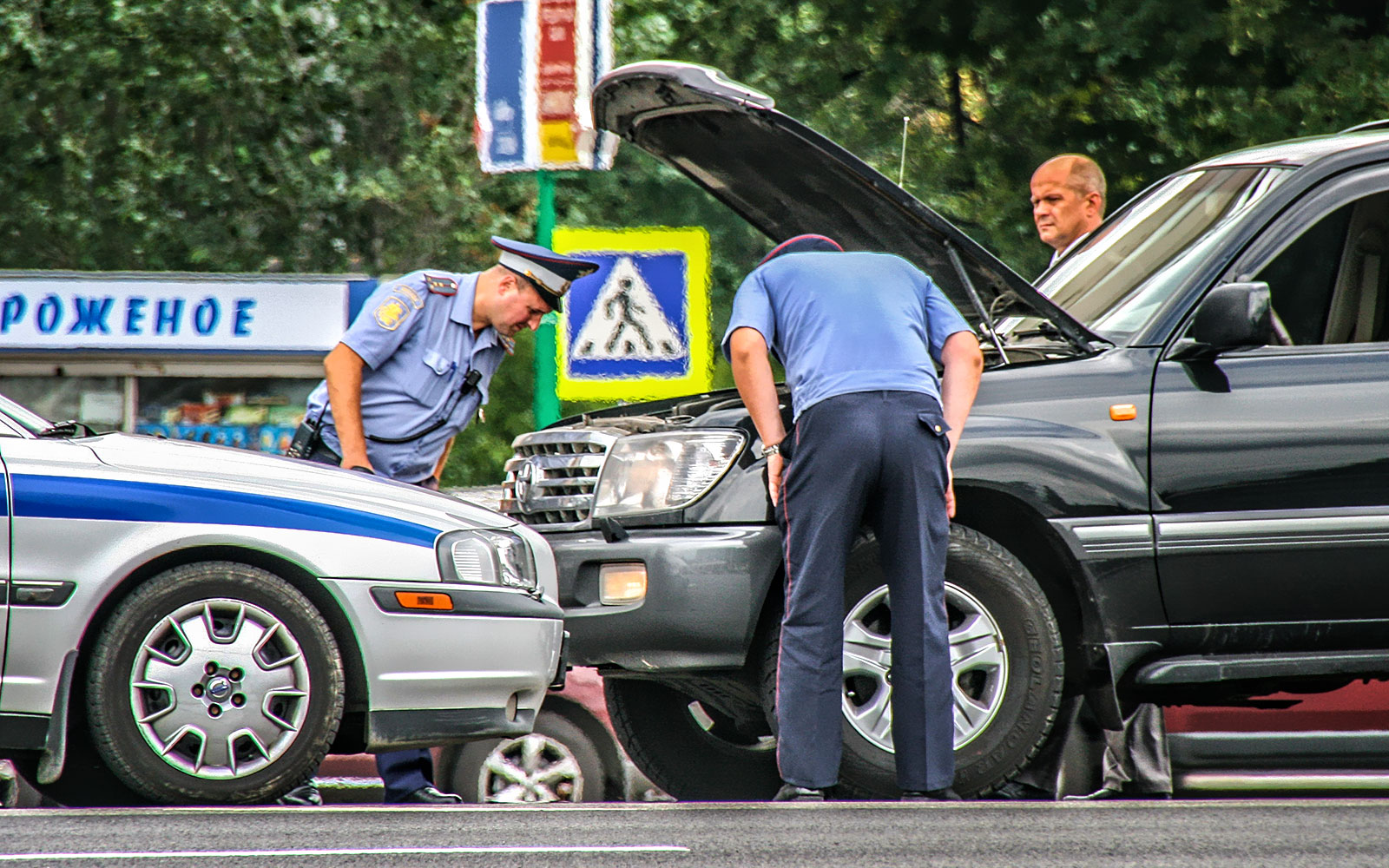 Если я не уступлю дорогу автомобилю с сиреной, но без раскраски, что мне за  это будет?