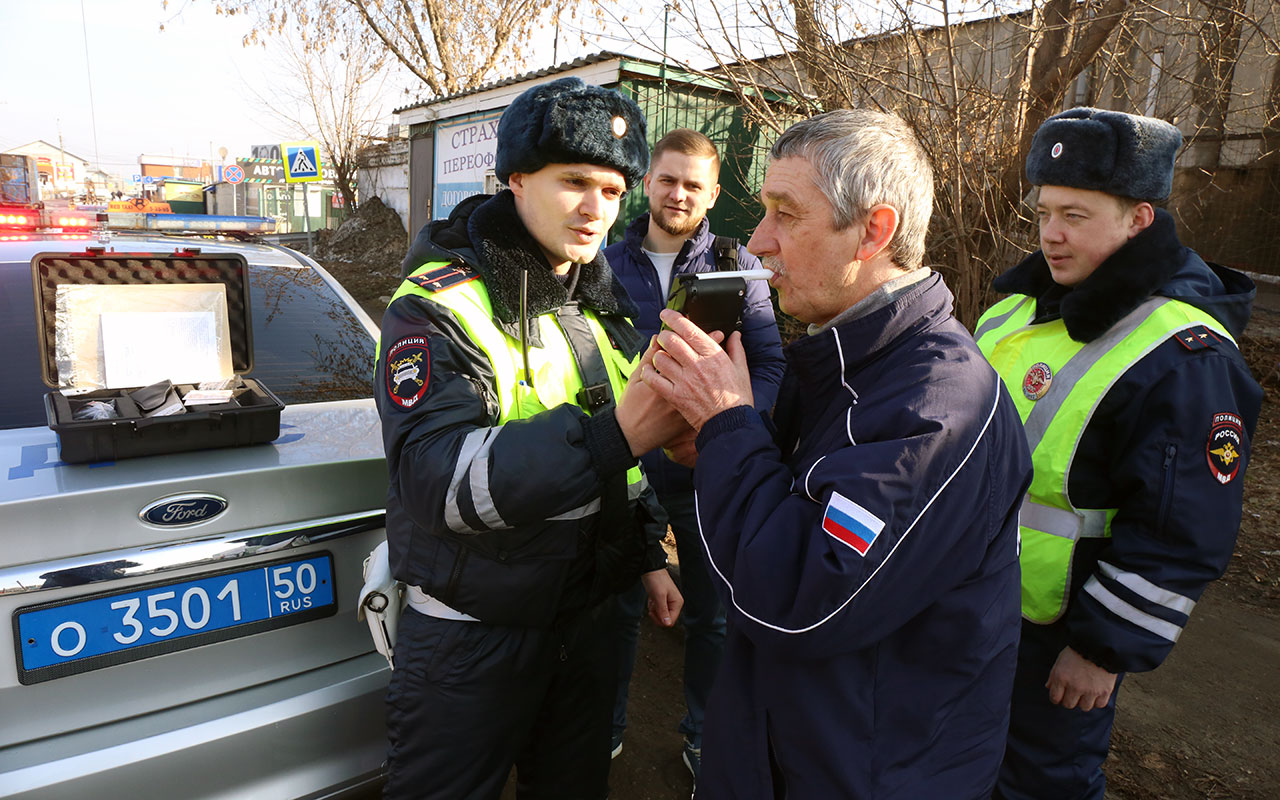 Инспектор отбирает права на месте. И он очень не прав!