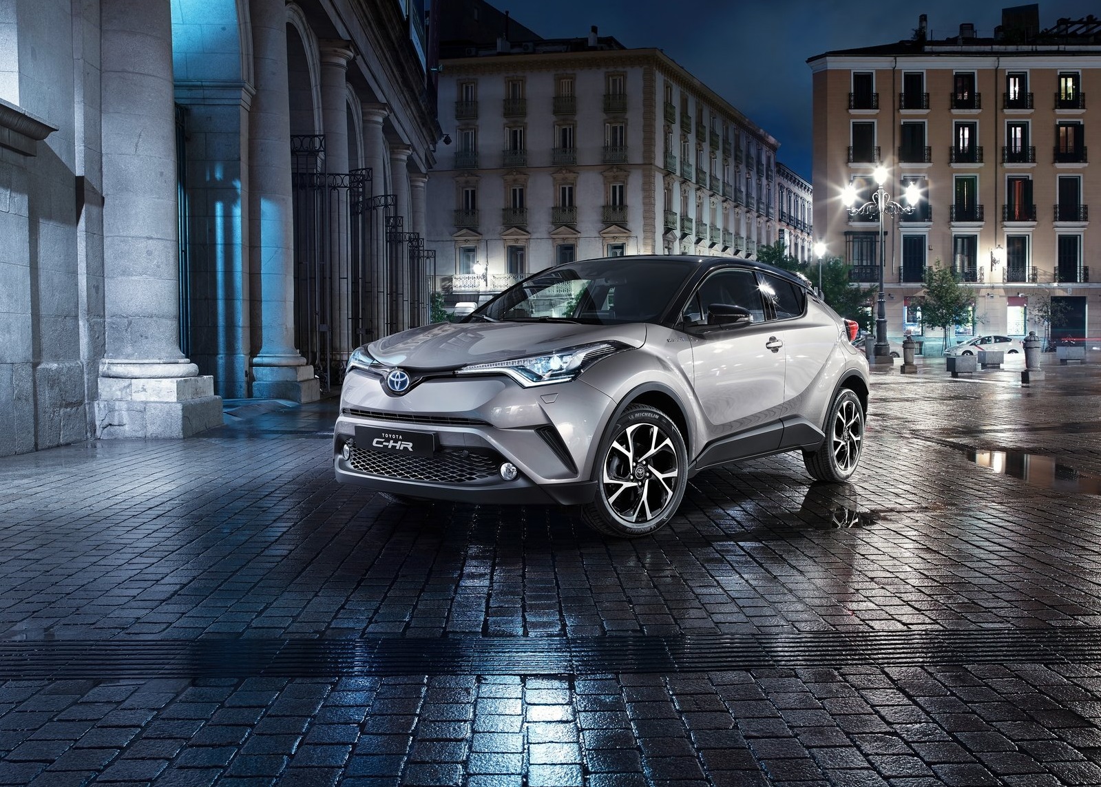 Интерьер Toyota C-HR: японцы нашли стиль