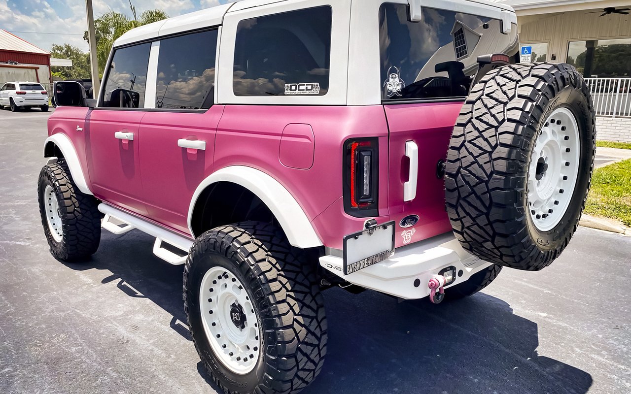 Брутальный Ford Bronco в стиле «Барби»