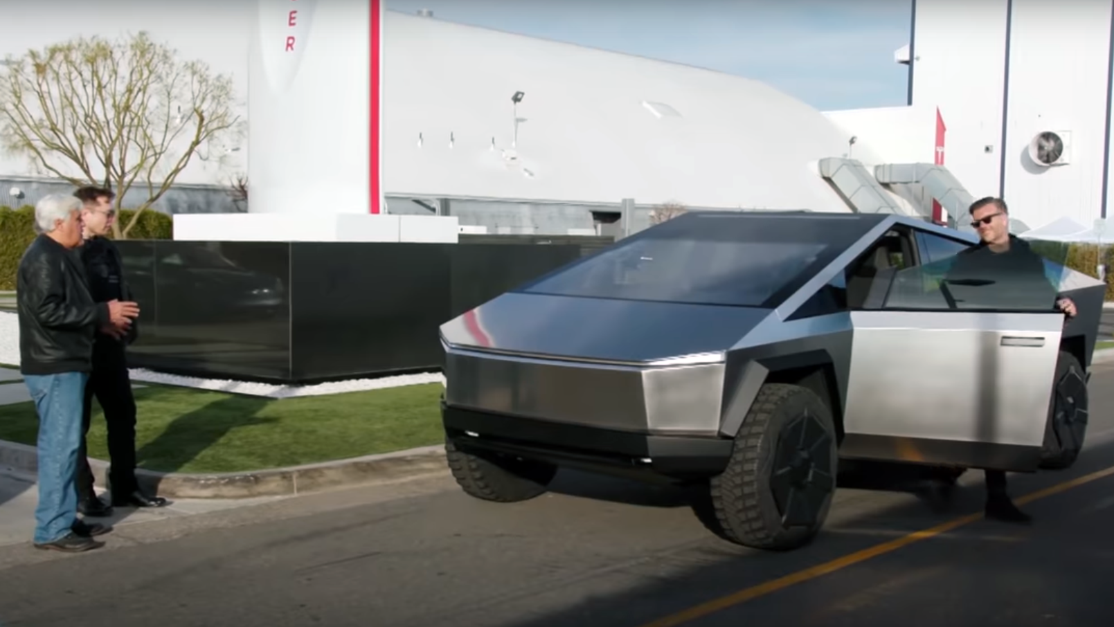 Показательные выступления: Илон Маск на Tesla Cybertruck