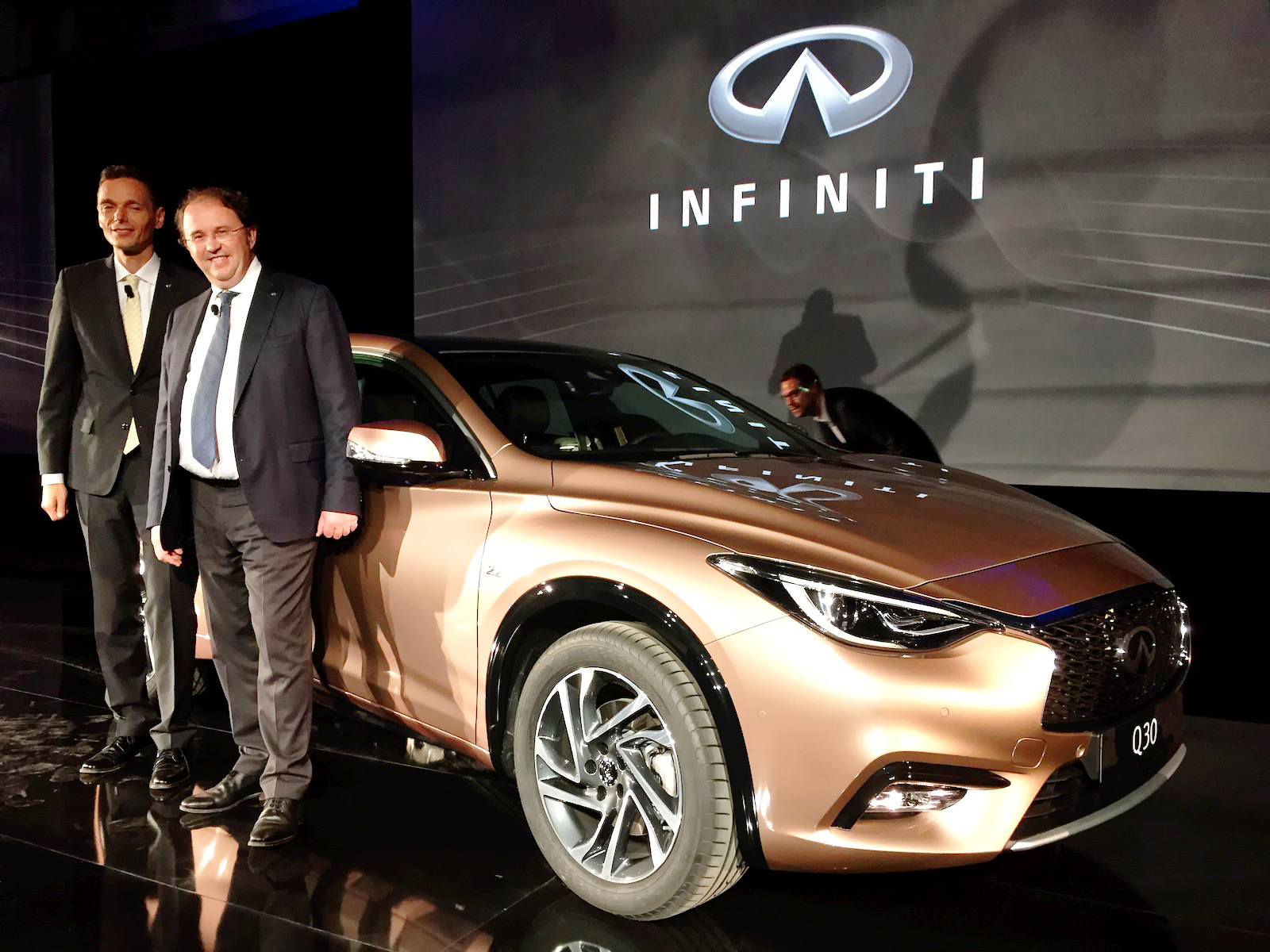 Ищем 10 отличий хэтчбека Infiniti Q30 от Мерседеса