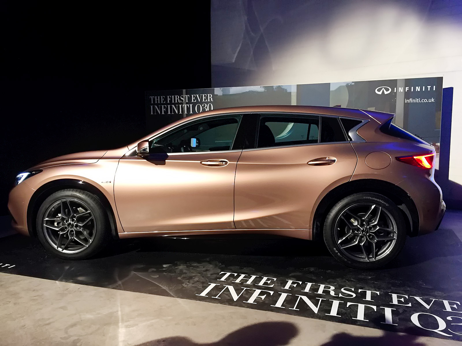 Ищем 10 отличий хэтчбека Infiniti Q30 от Мерседеса