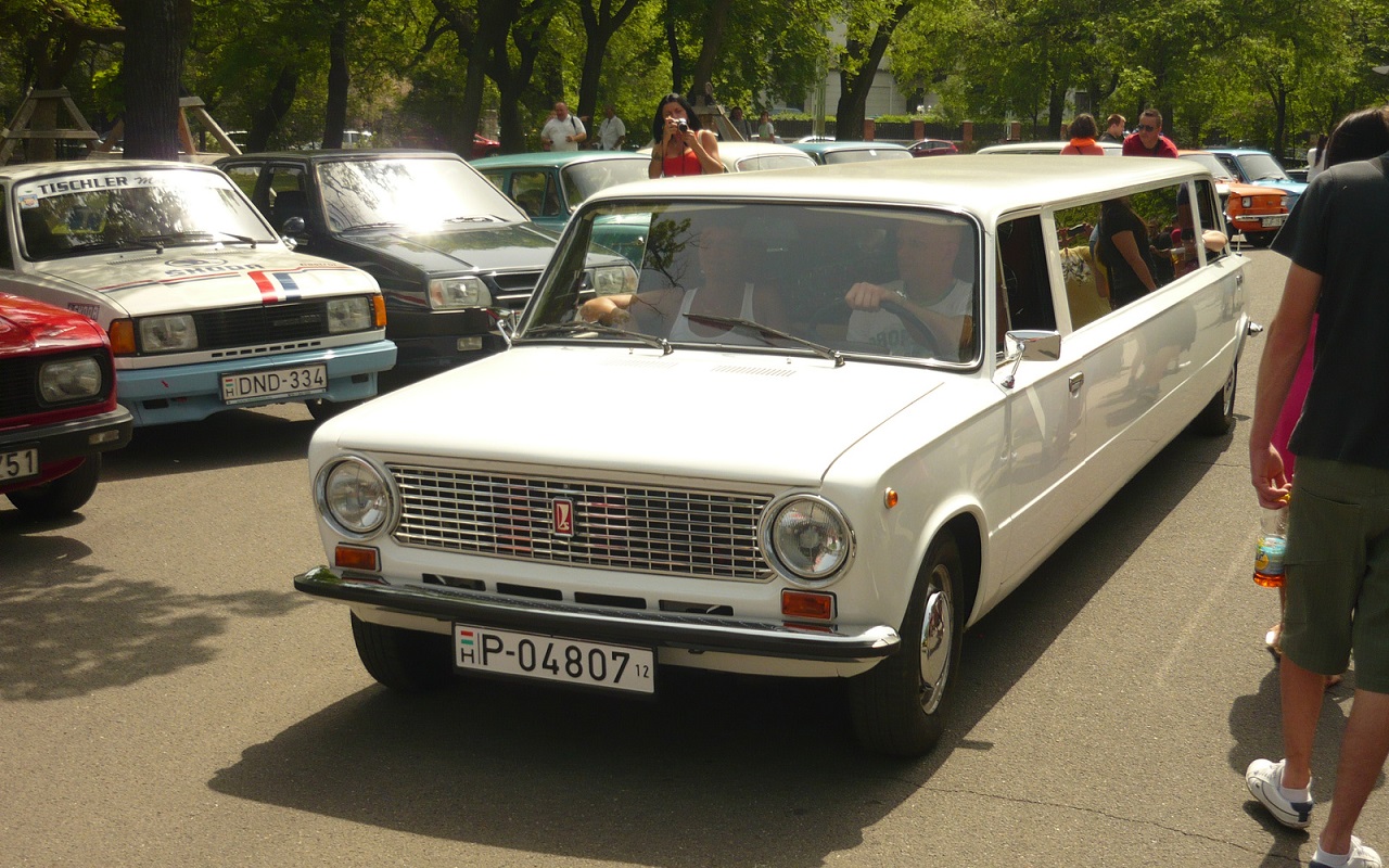 Автодома, лимузины, купе... — во что иностранцы превращали советские  автомобили