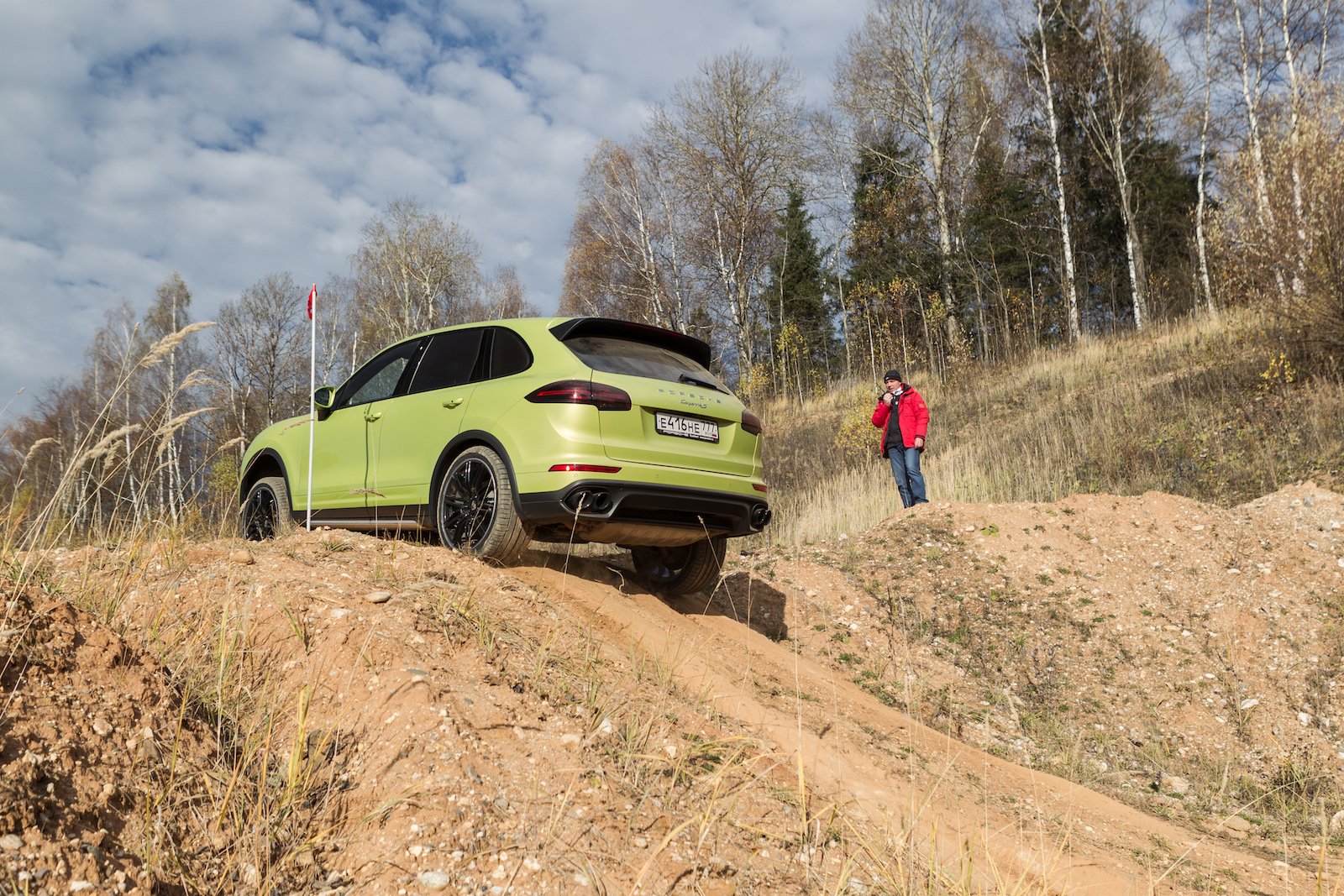 Виляем кормой между конусов и спускаемся в карьер на кроссоверах Porsche