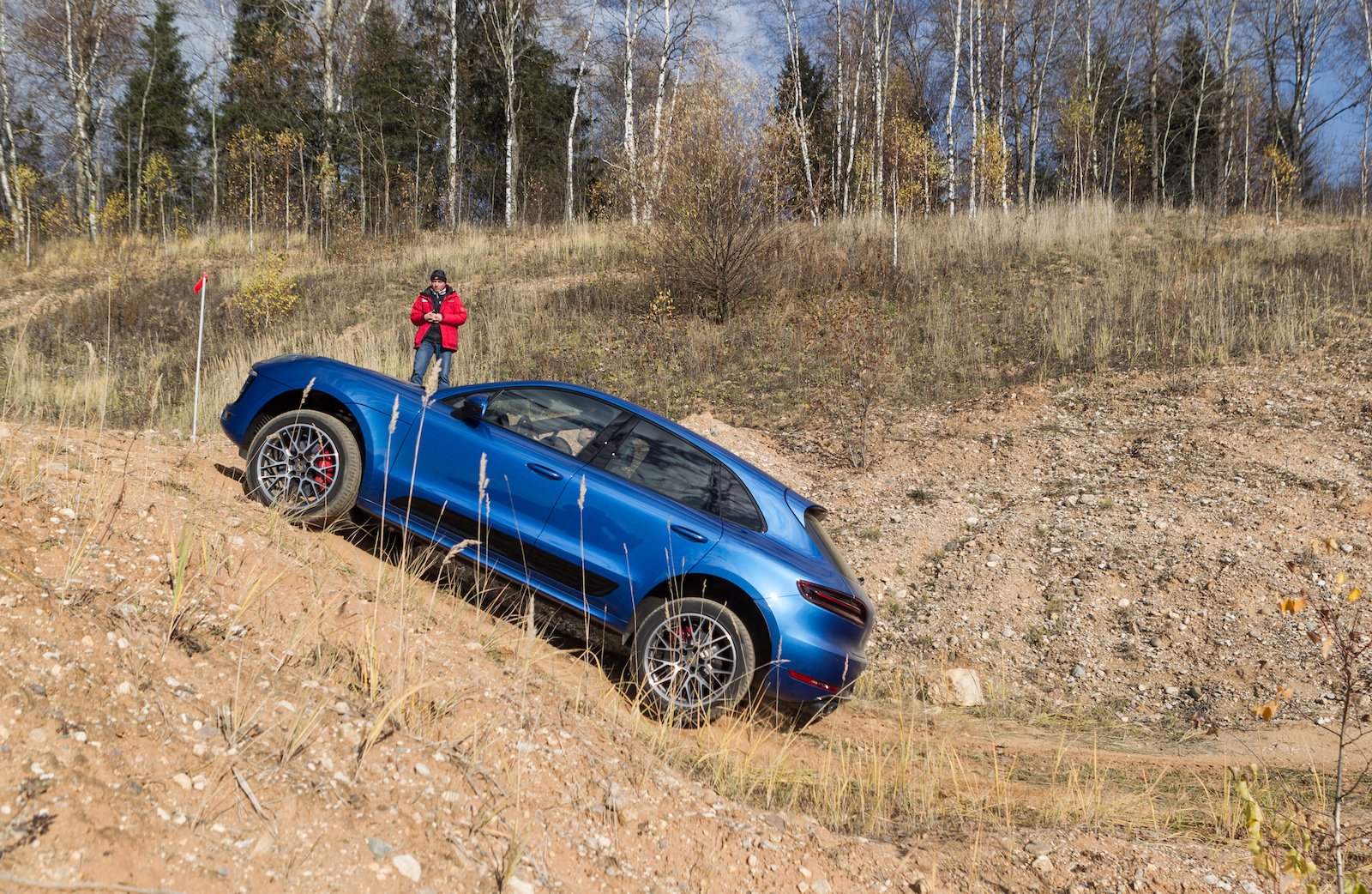 Виляем кормой между конусов и спускаемся в карьер на кроссоверах Porsche