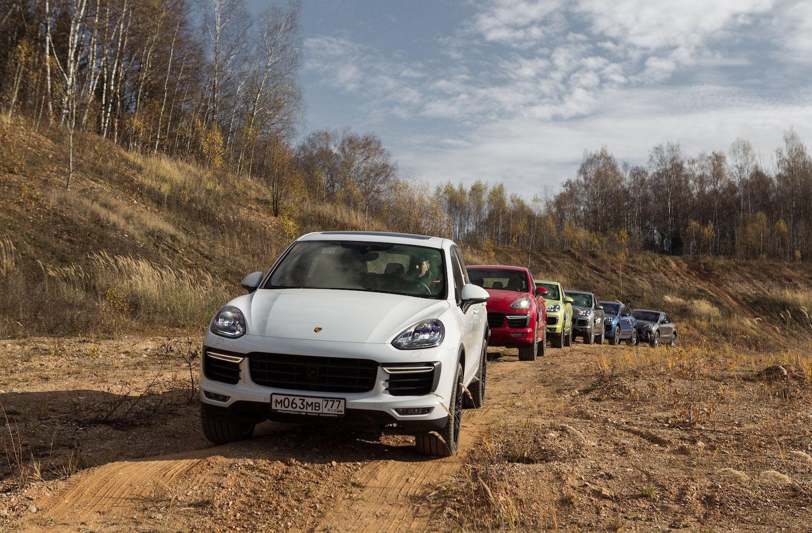 Виляем кормой между конусов и спускаемся в карьер на кроссоверах Porsche