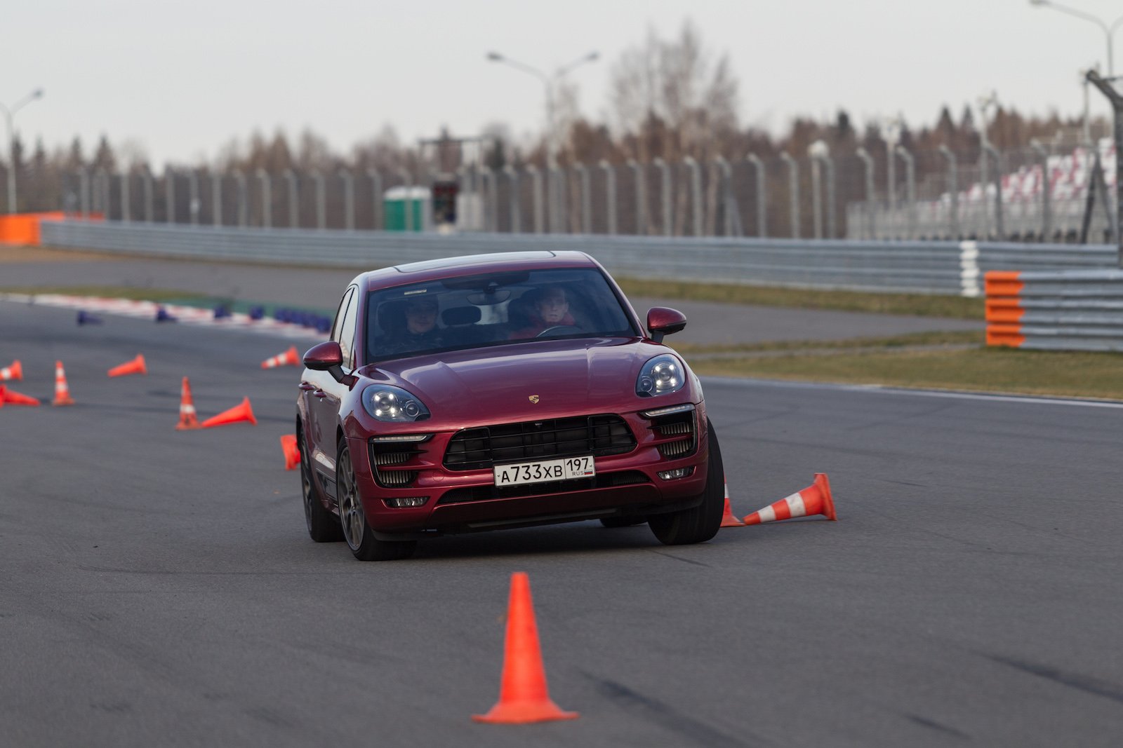 Виляем кормой между конусов и спускаемся в карьер на кроссоверах Porsche