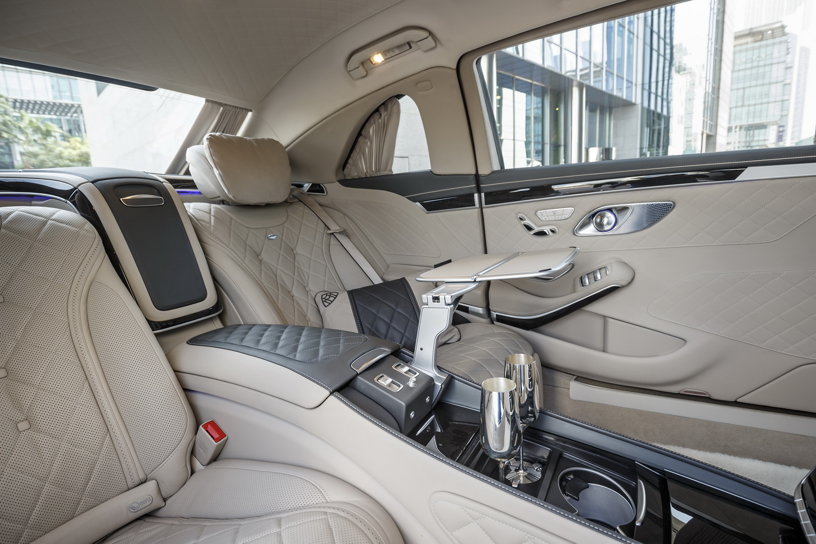 Новый Mercedes-Maybach Pullman добрался до Москвы