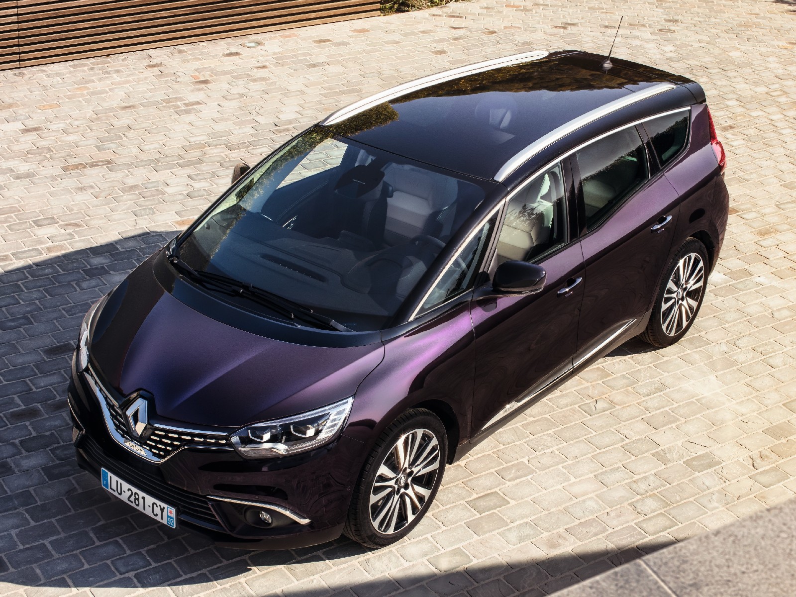 Автомобиль Renault Scenic: обзор, новости, машина Рено Сценик —  характеристики, разные поколения, комплектации Renault Scenic — сайт За  рулем www.zr.ru