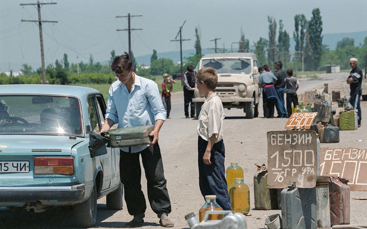 25 лет назад: бензин 1960 руб., ВАЗ — 47 млн — помните такое?