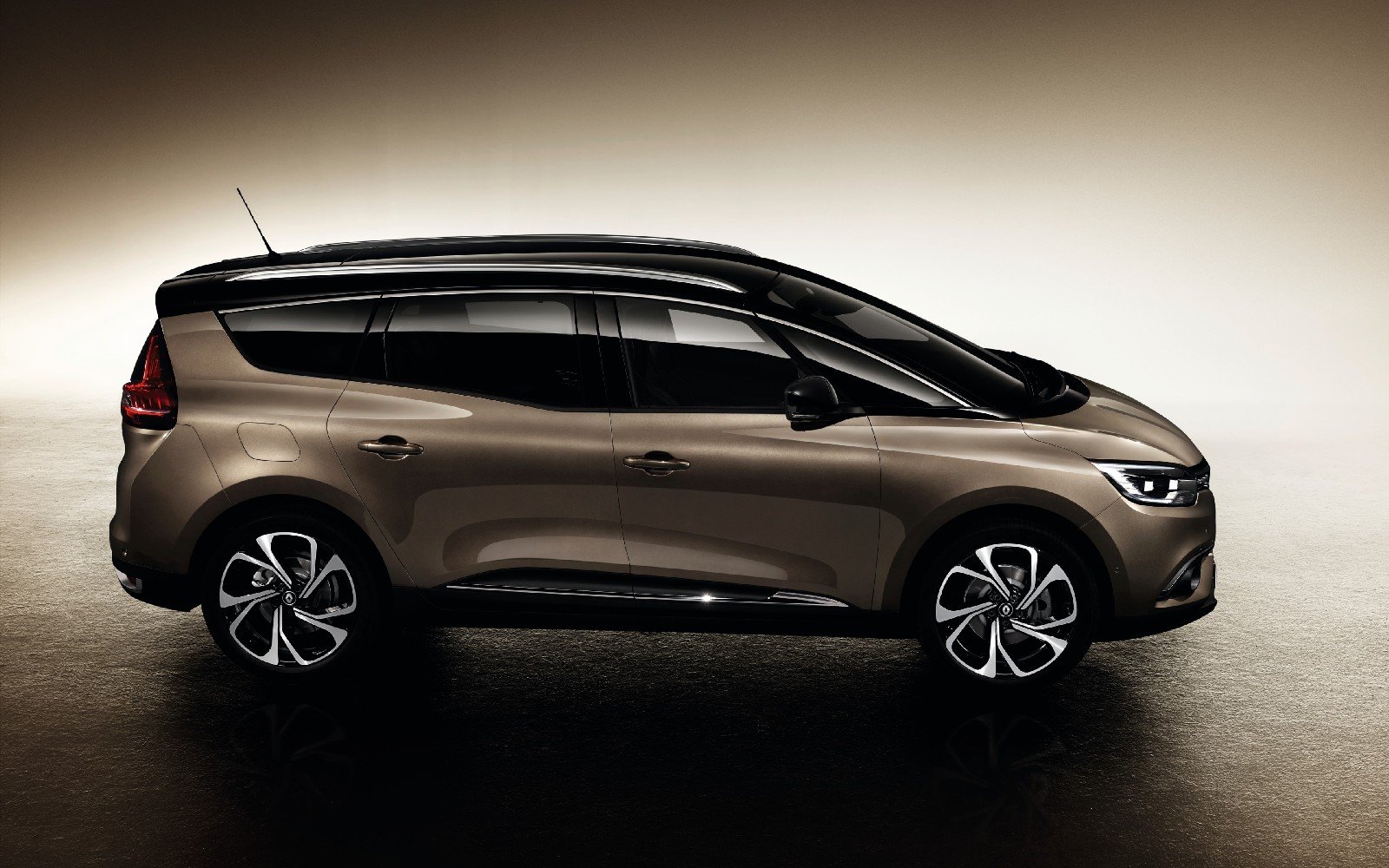 Renault Grand Scenic соблазняет сантиметрами, дюймами и литрами