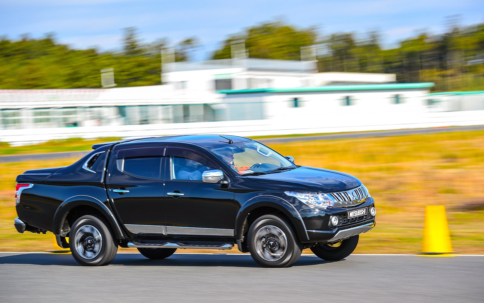 Тест нового Mitsubishi L200: и к селу, и к городу