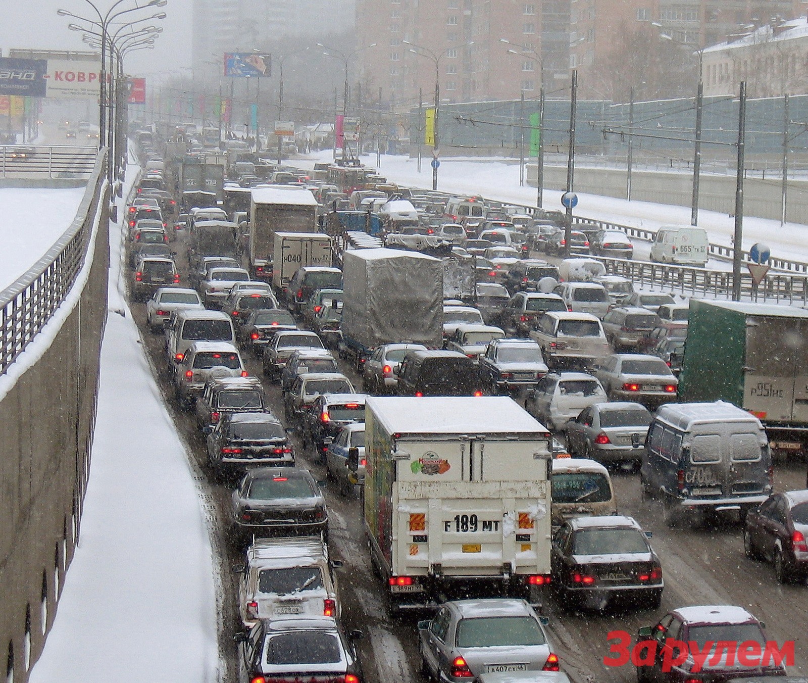 Пробки в москве сейчас ленинградское. МКАД пробки. Затор на дороге зимой. МКАД зимой пробки. Пробка затор.