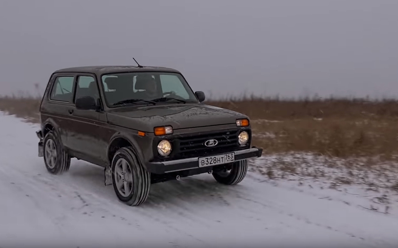 Лада 4x4 Нива в лесу