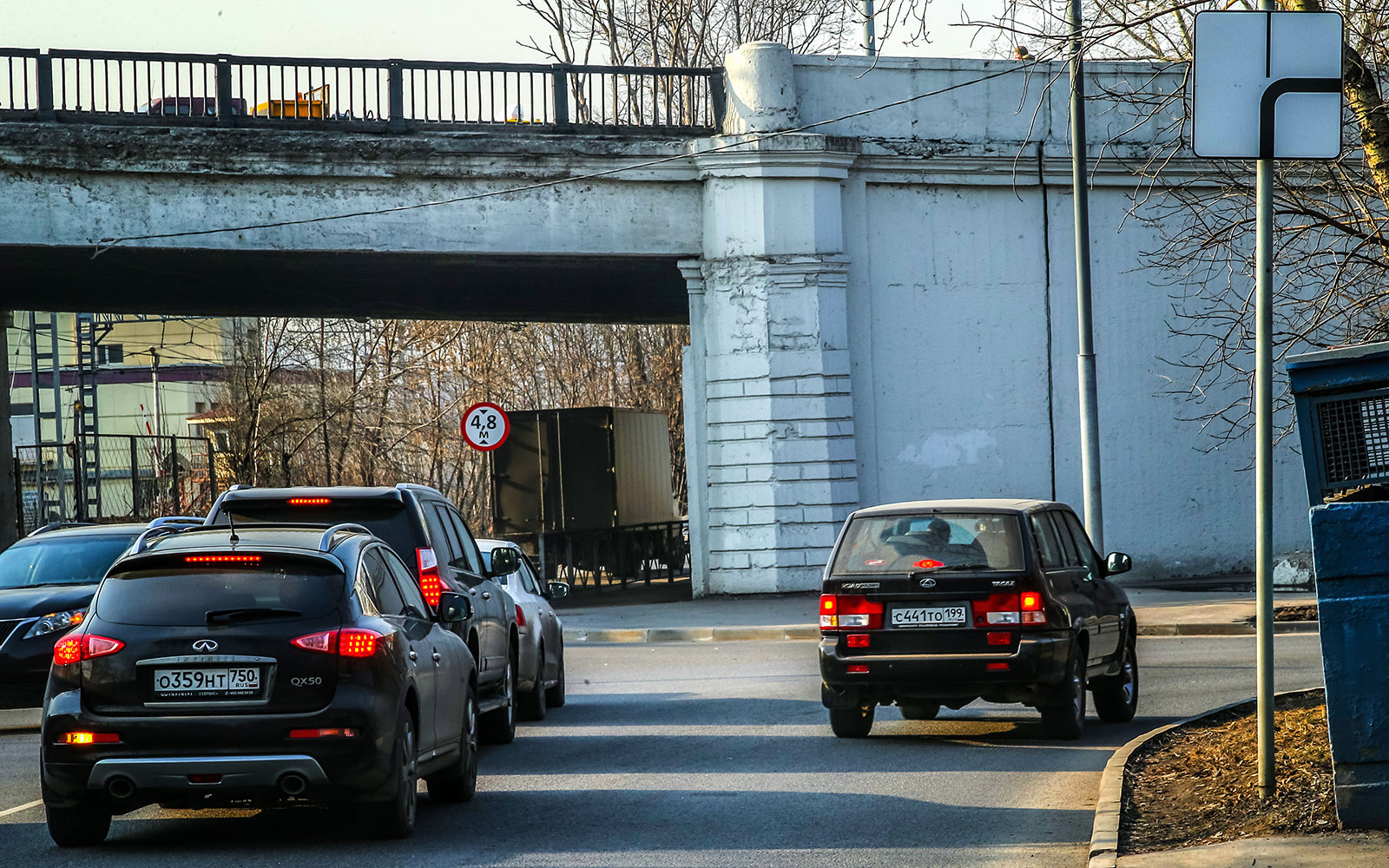 Можно ли днем ездить с габаритными огнями вместо ближнего света?