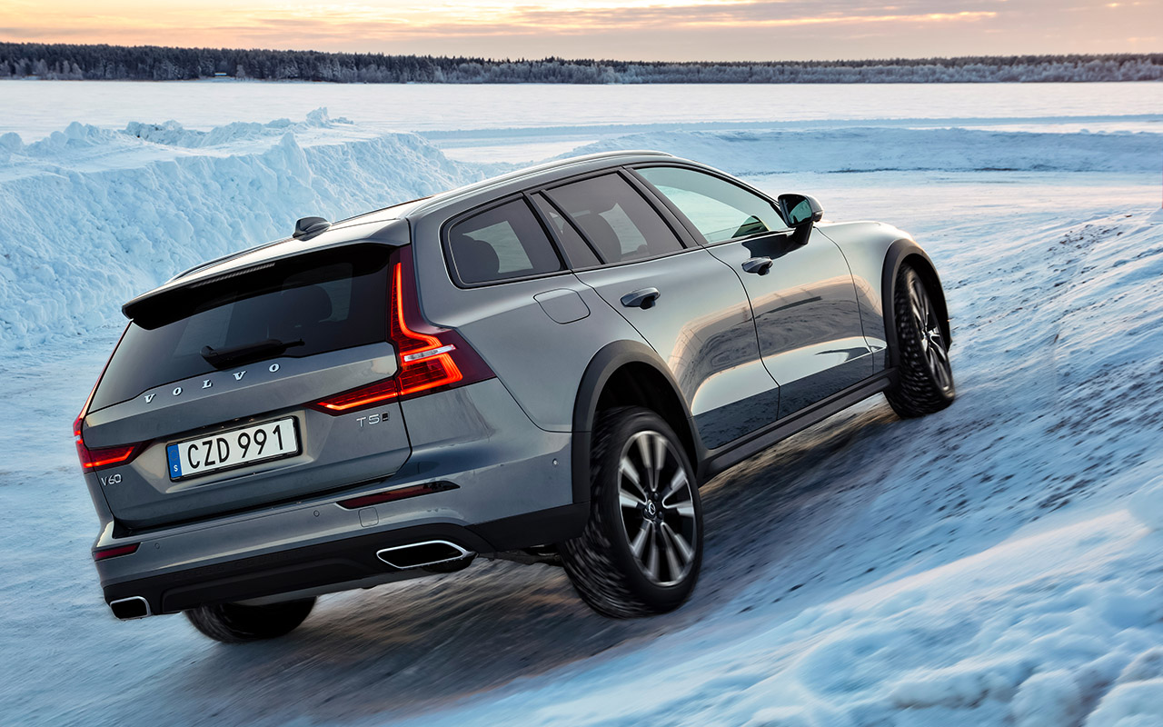 Универсал Volvo V60 Cross Country – тест на снегу и льду