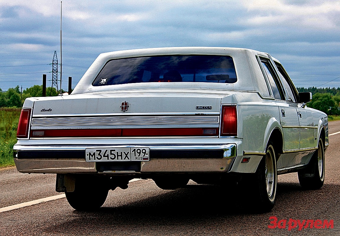 Белый пароход Lincoln Town Car