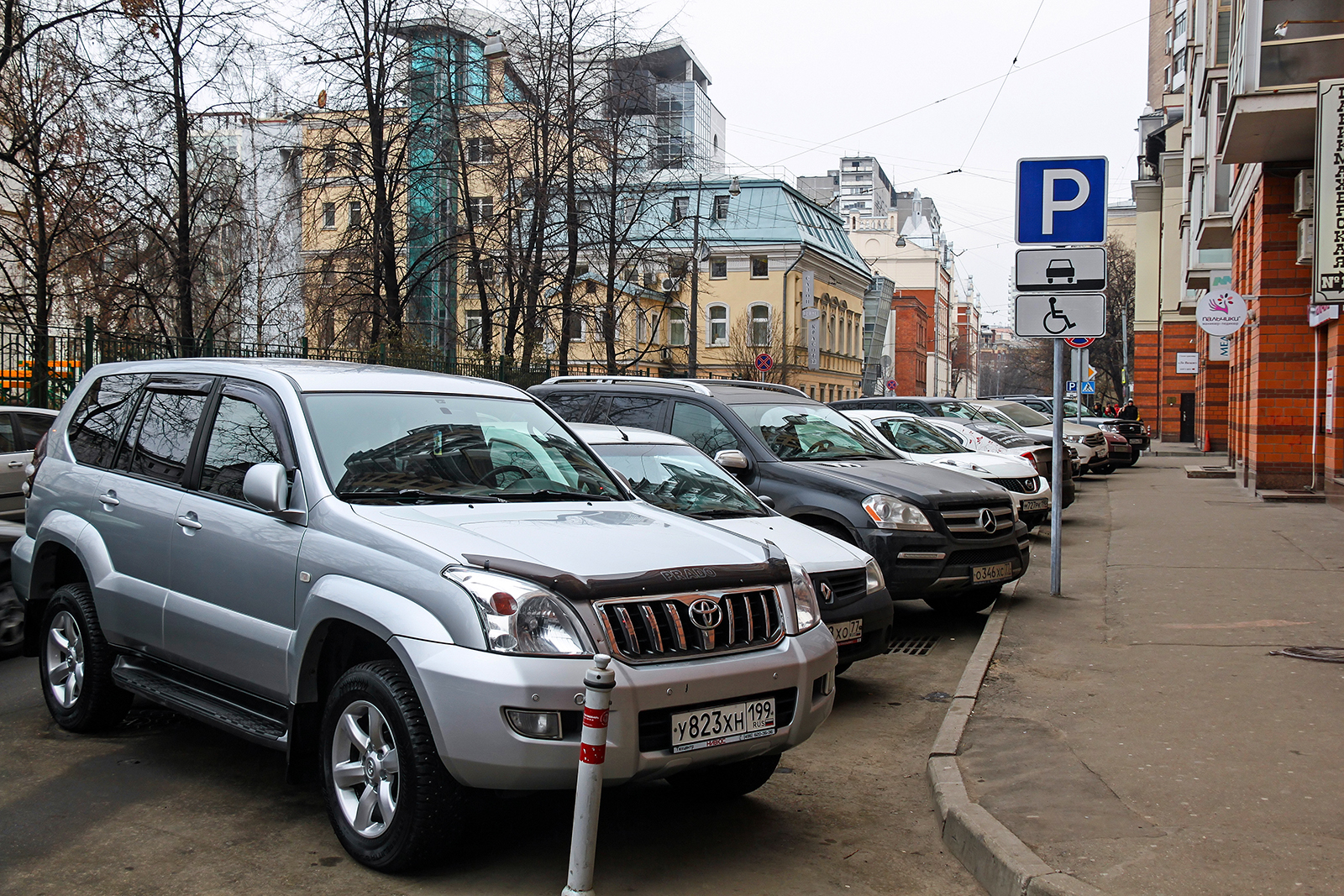 Новые правила эвакуации автомобилей: вечером – стулья, утром – деньги