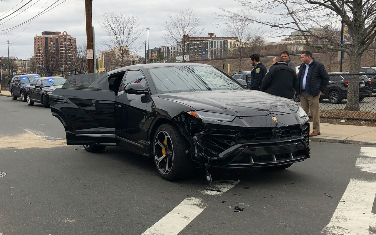 Дети украли два Lamborghini Urus у дилера и разбили их друг о друга