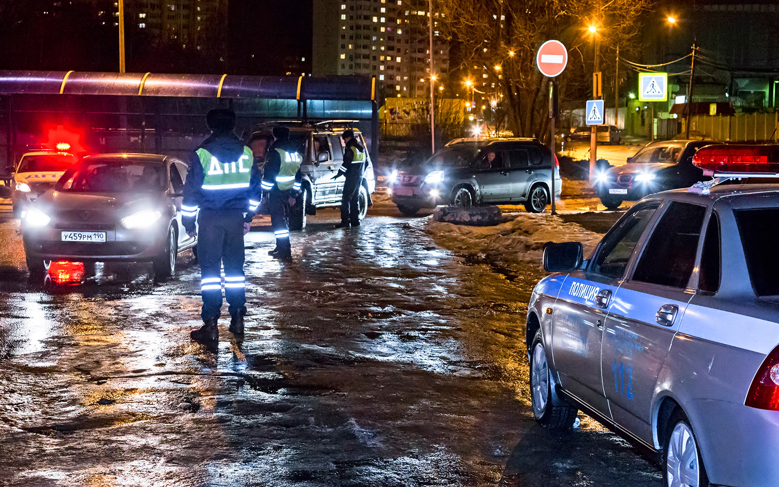 Самые популярные разводки ДПС: пиво в запаркованном автомобиле