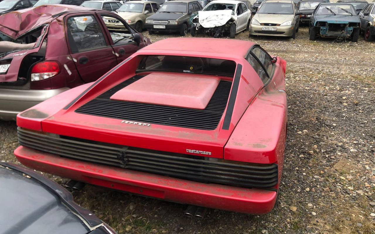 На стоянке в Подмосковье обнаружили заброшенную Ferrari Testarossa