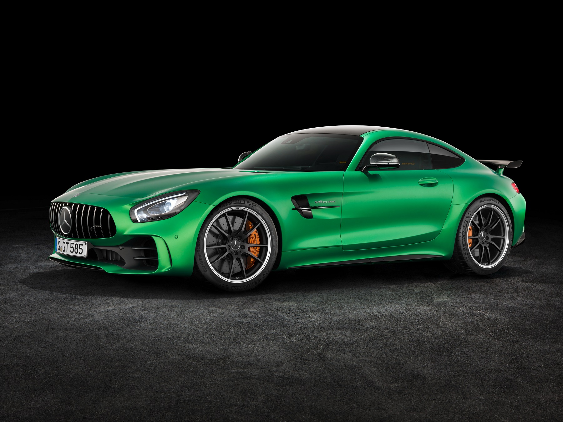 Убойная сила: Mercedes-AMG GT R поразил всех на Нюрбургринге