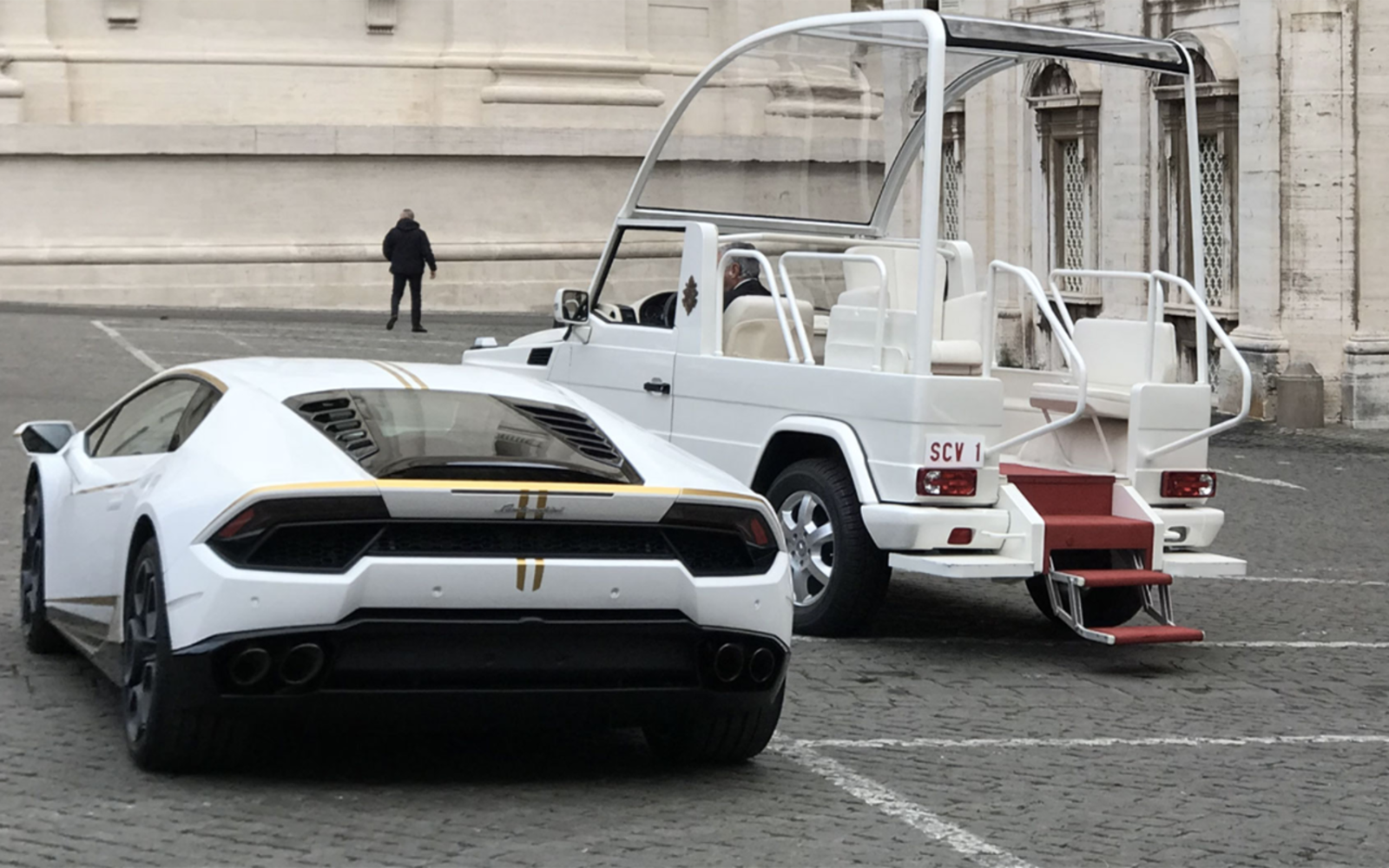 Автомобиль Папы Римского пустили с молотка. И это был Lamborghini