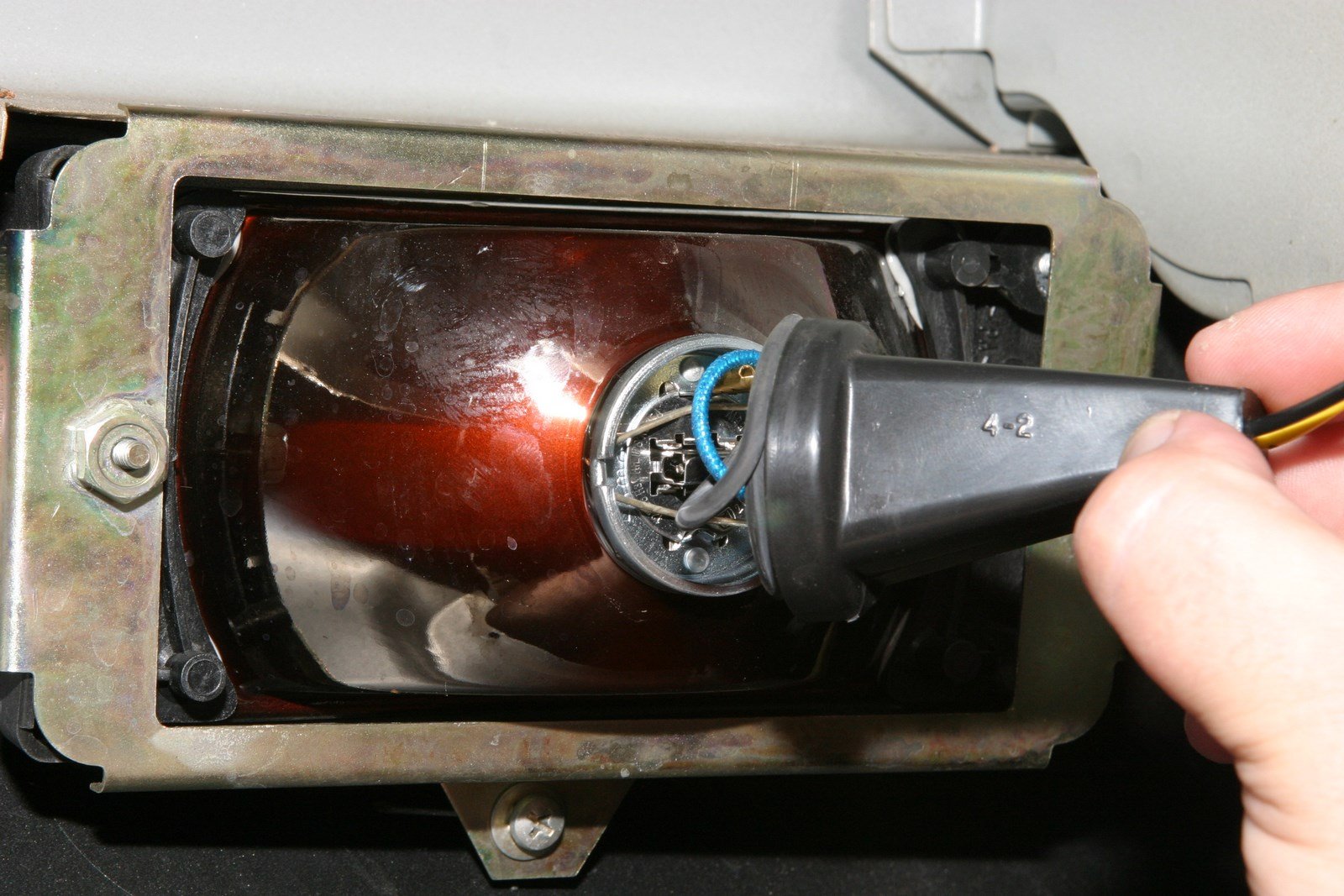 Как заменить лампу противотуманной фары Chevrolet Niva