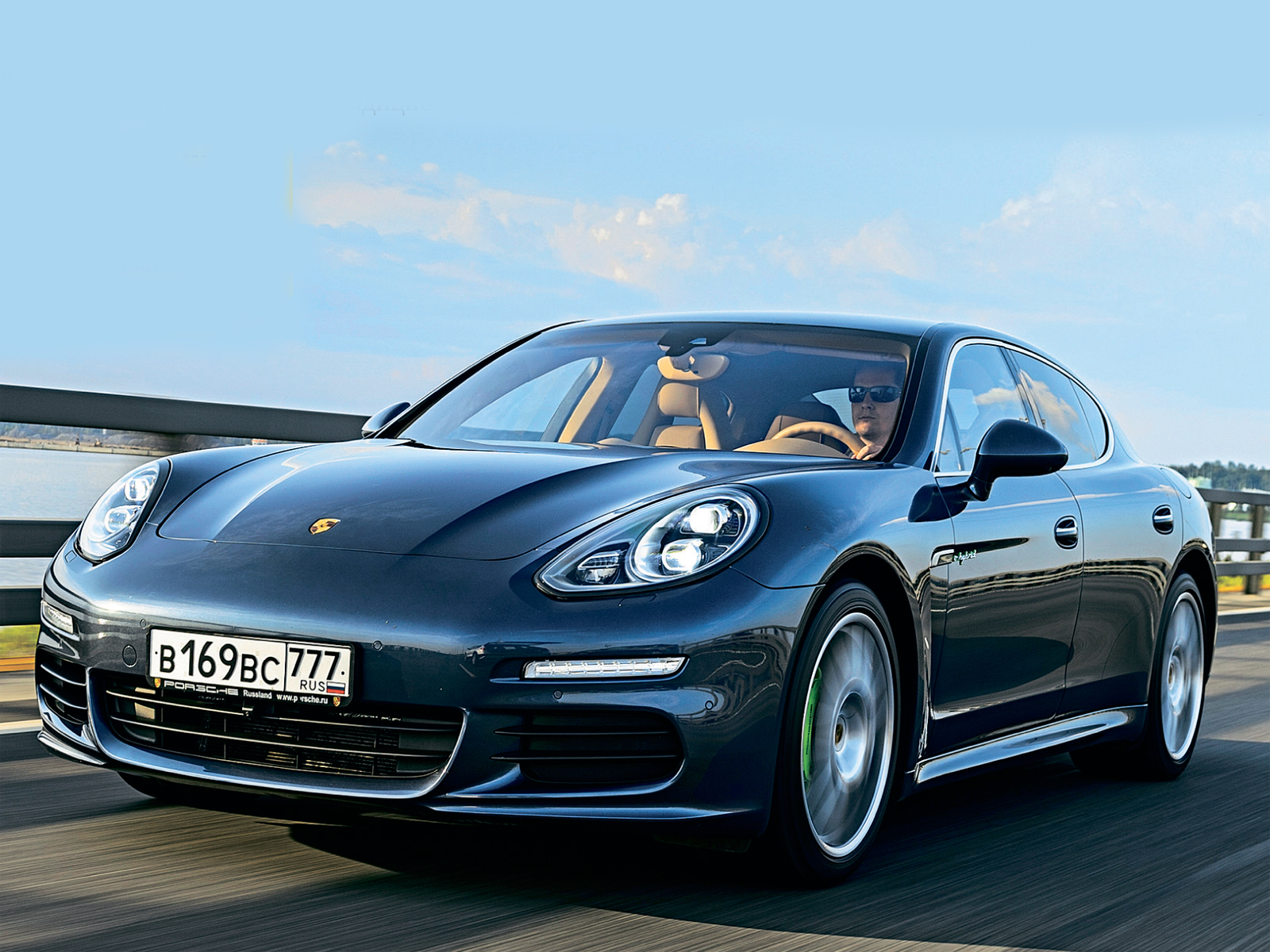 Тест Porsche Panamera S E-Hybrid: поймали в сети