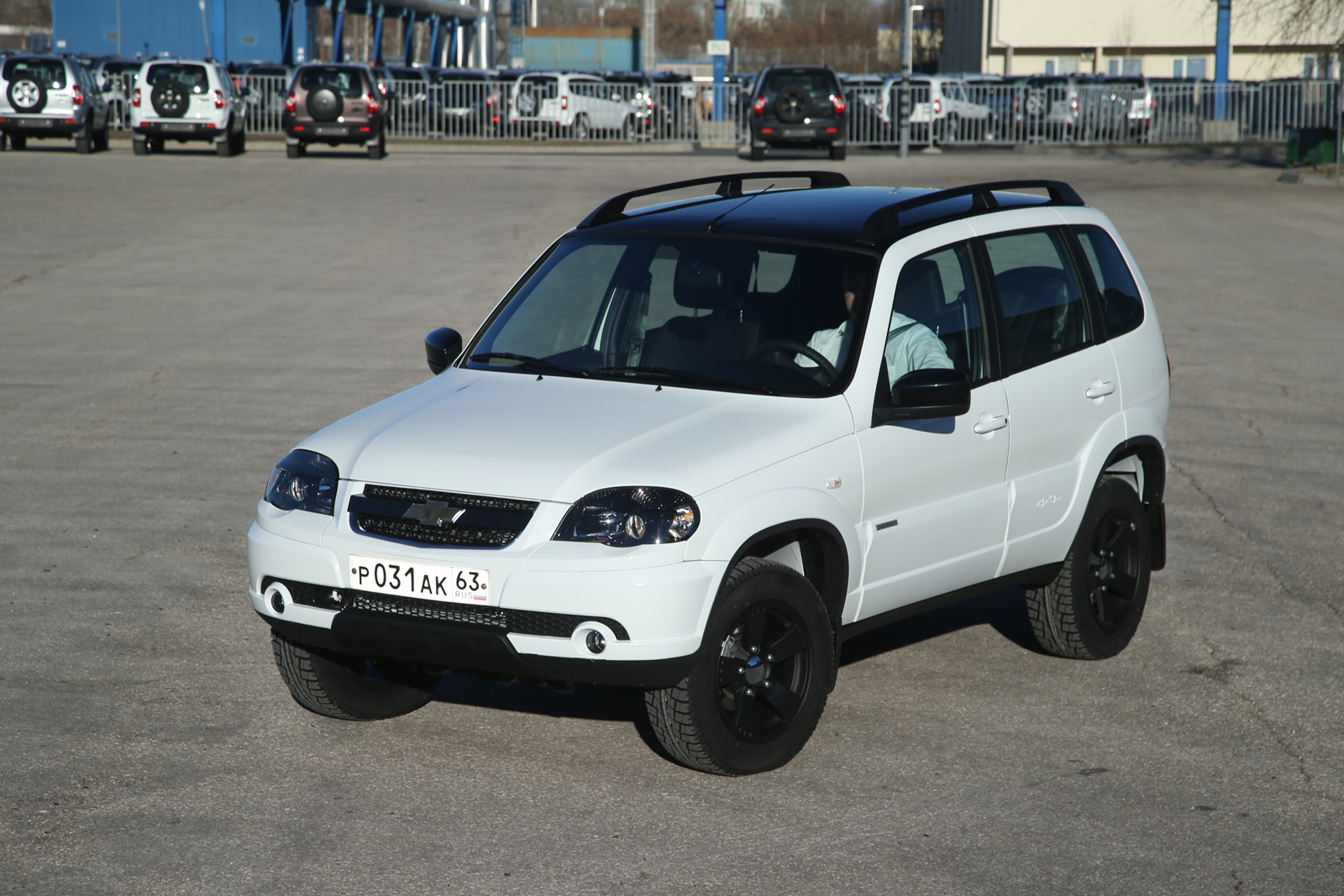 Черно-белая Chevrolet Niva спешит к дилерам (ОБНОВЛЕНО)