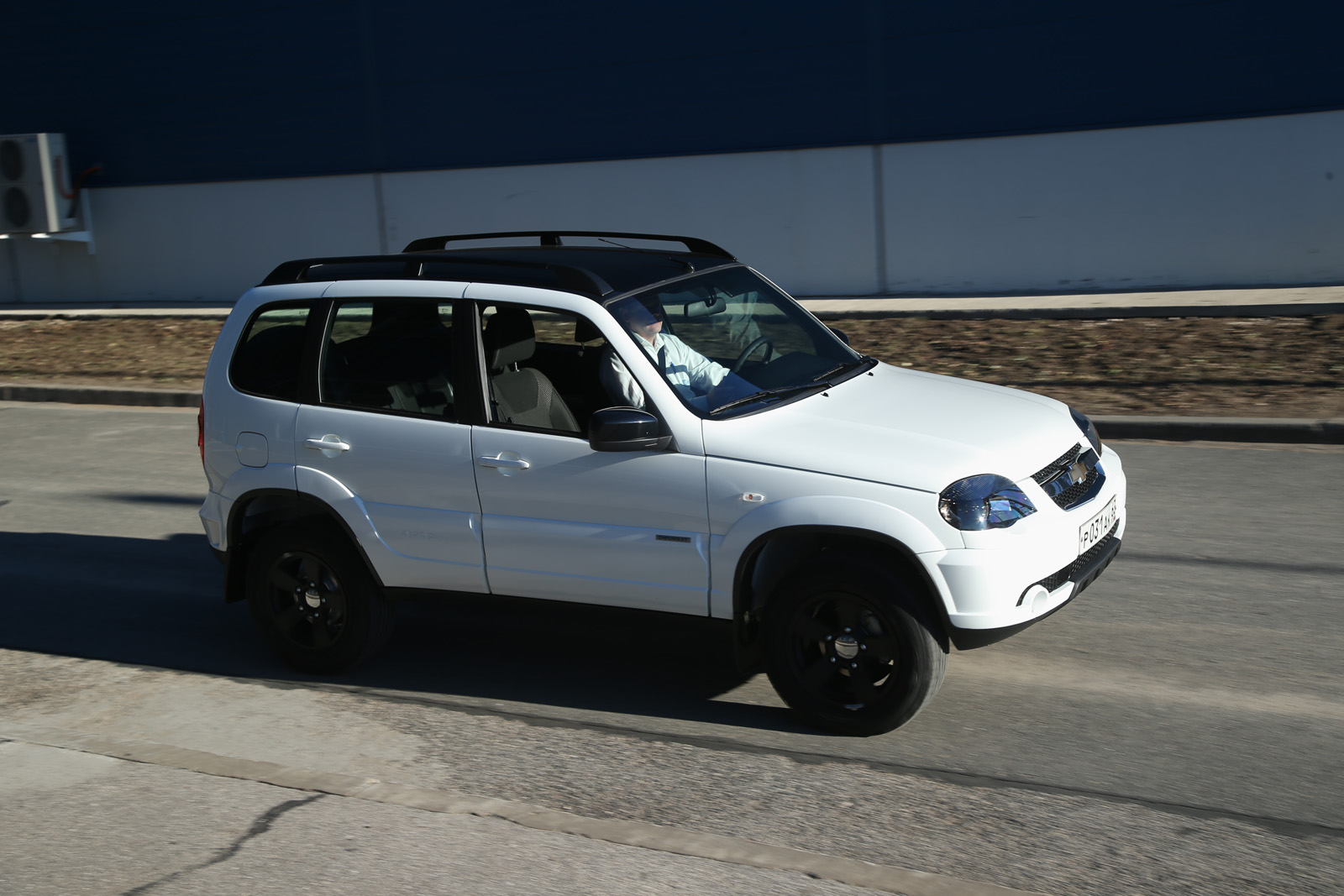 Черно-белая Chevrolet Niva спешит к дилерам (ОБНОВЛЕНО)