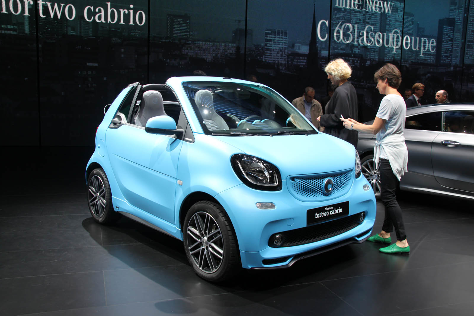 Новый smart fortwo cabrio: раздеваемся к зиме