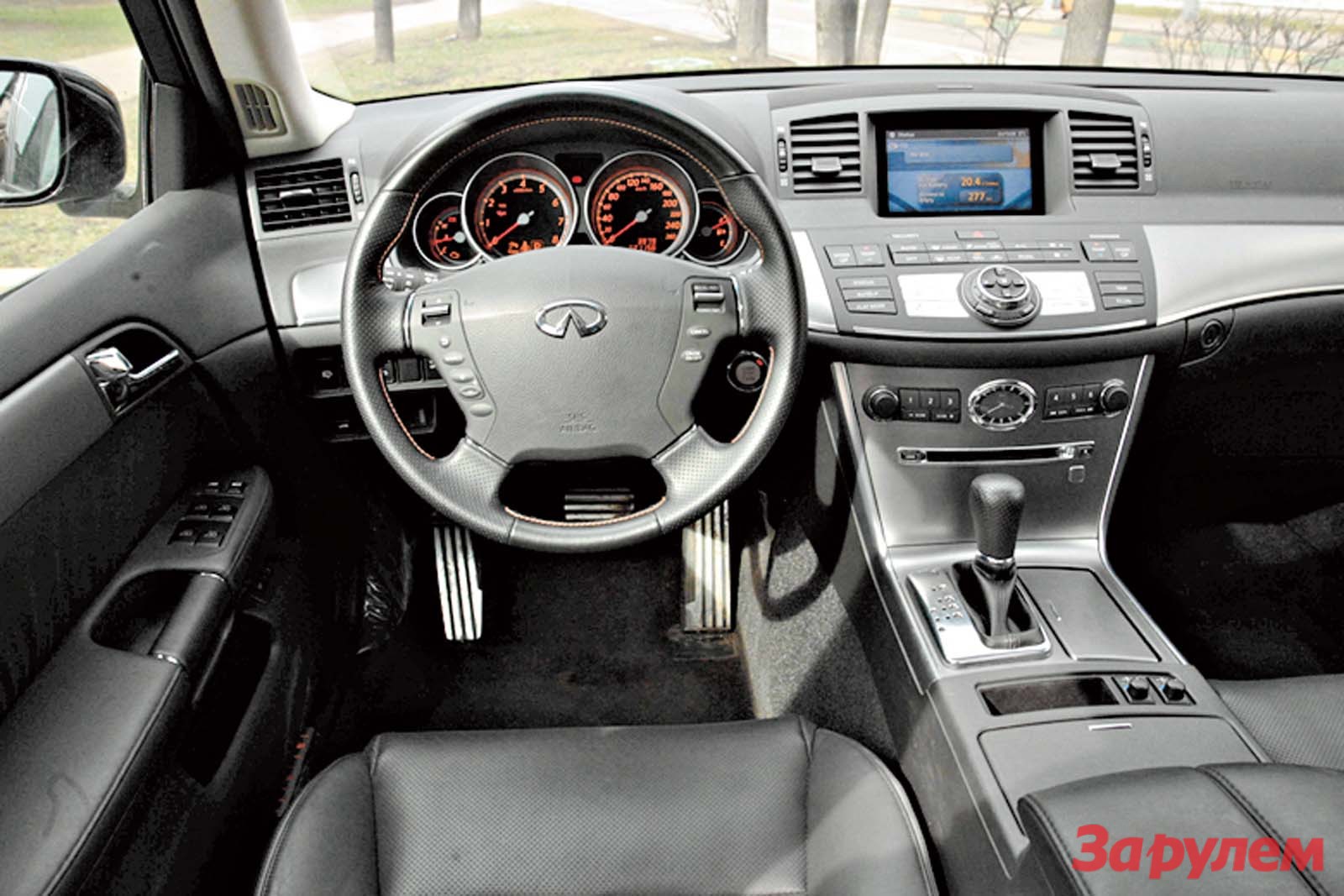 Infiniti M: след в след