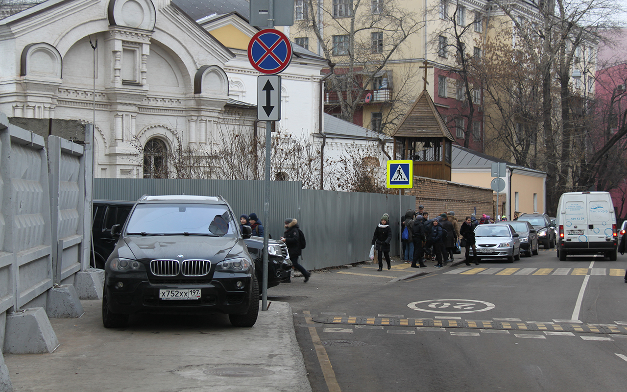 Сибиряк угнал свою машину со штрафстоянки. Полиция не смогла его наказать!