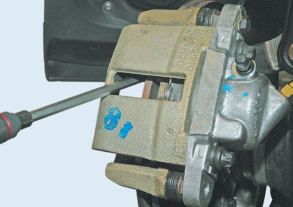 Замена передних тормозных колодок на автомобилях LADA
