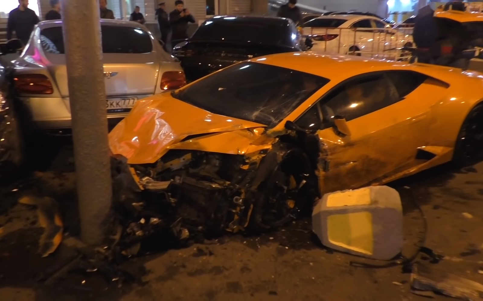 Золотая» авария в центре Москвы: Lamborghini, Bentley и другие